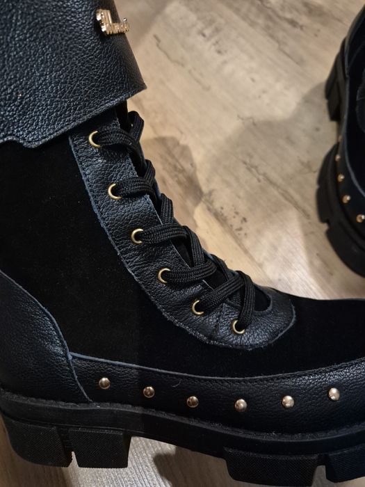 Czarne cudne traperki