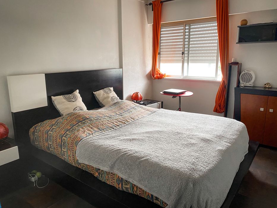 Conjunto completo de quarto : Cama+ mesas de cabeceira