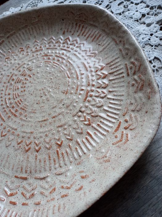 Ceramiczna misa w rustykalnym stylu, rękodzieło