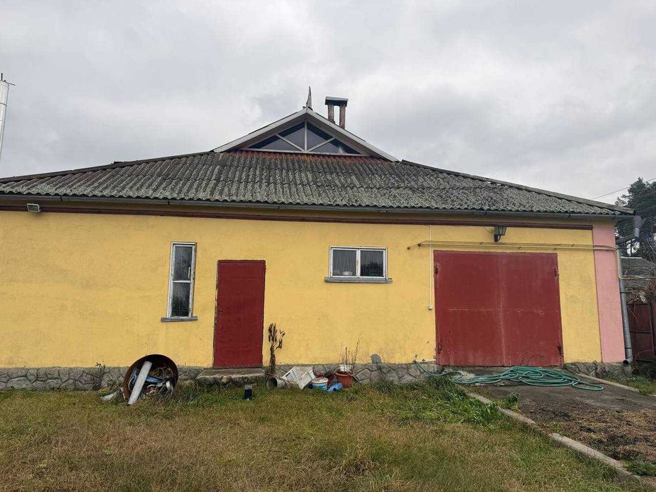 Продаж просторого будинку з ремонтом, автономією та гаражем у будівлі!