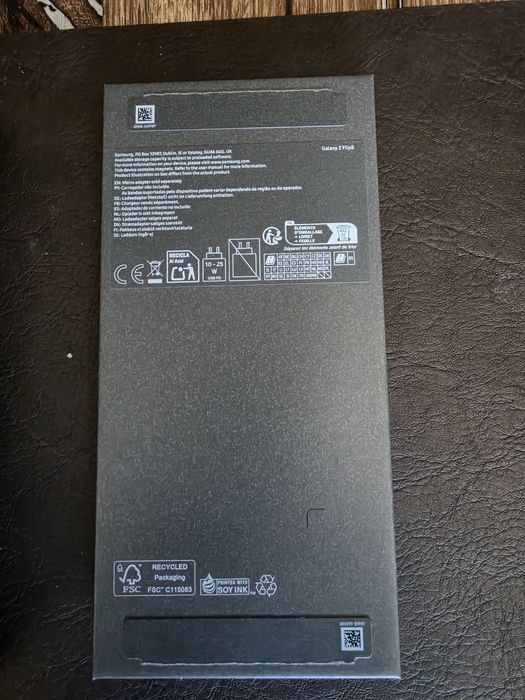 Samsung Galaxy Z Flip8 5G, com 12GB de RAM e 256GB de armazenamento. 

/256GB