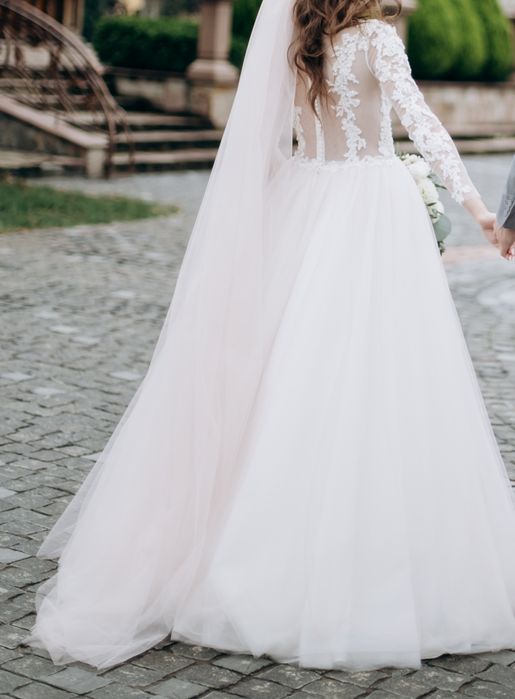 Продам весільну сукню