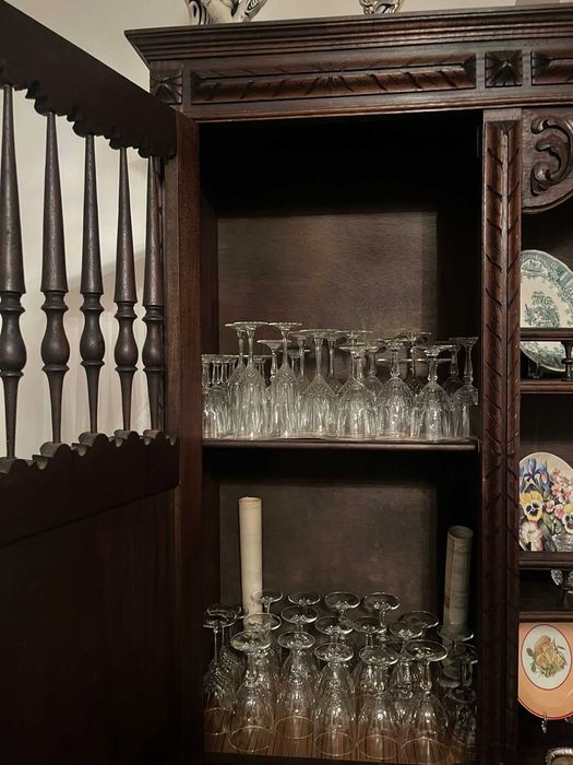 Mobília de Sala de Jantar  Antiga, com 8 Cadeiras