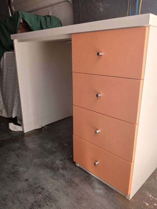 Secretária em madeira com 4 gavetas