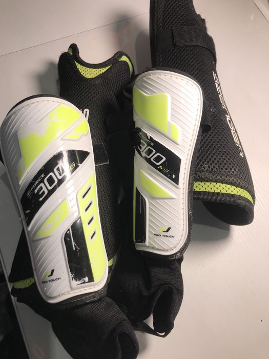 Захисні футбольгі щитки