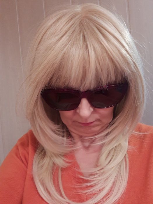 Peruka blond z jaśniejszymi pasemkami