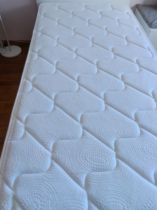 Cama e colchão de criança