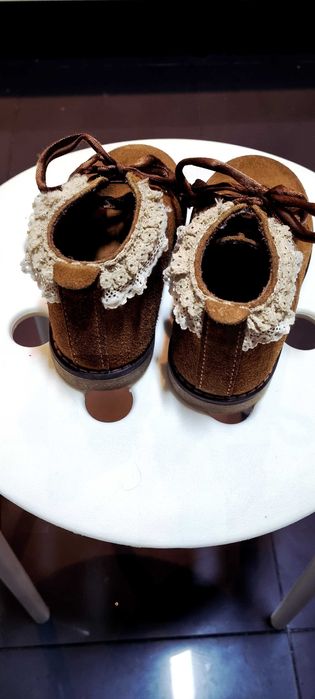 Botas castanhas com bordado, de menina