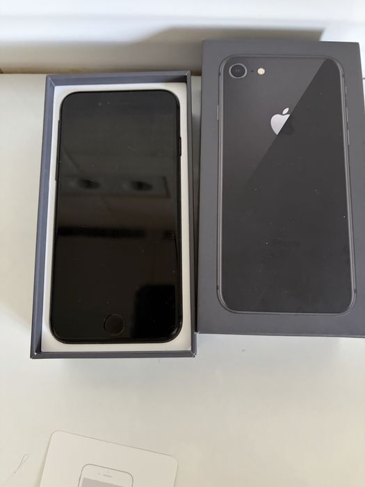 iPhone    8.