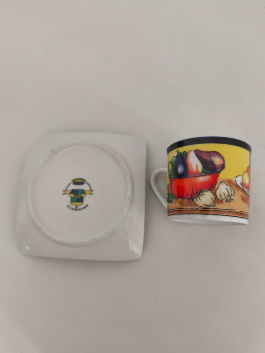 Chávena de café com pires quadrado