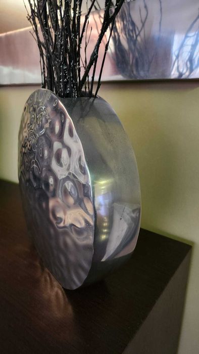 Jarra decorativa em estanho com ramos secos pretos