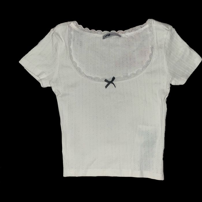 Ажурний топ/футболка з бантиком і мереживом