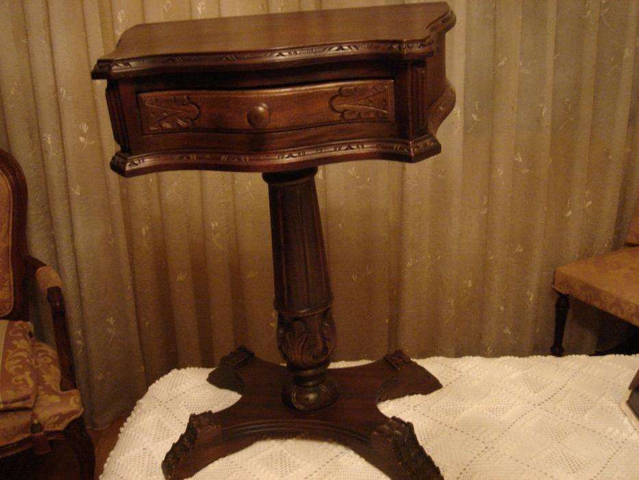 Single-Leg Table