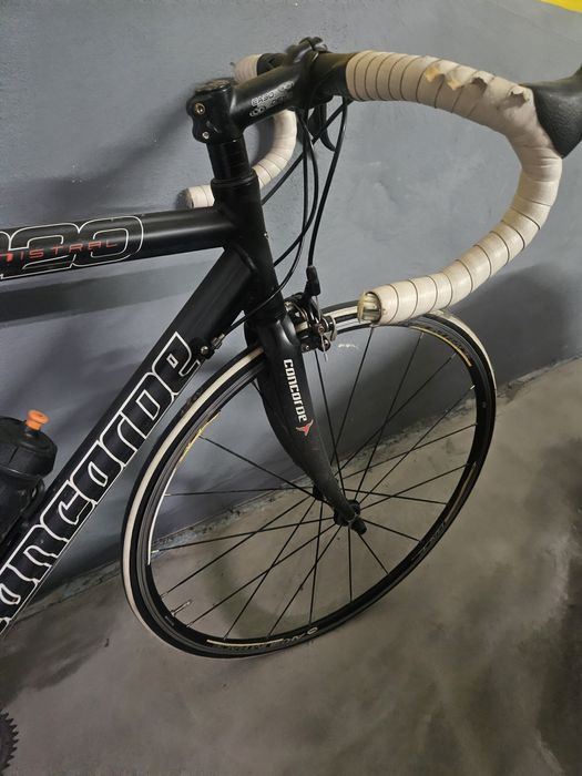 Bicicleta de estrada com rolo de treino