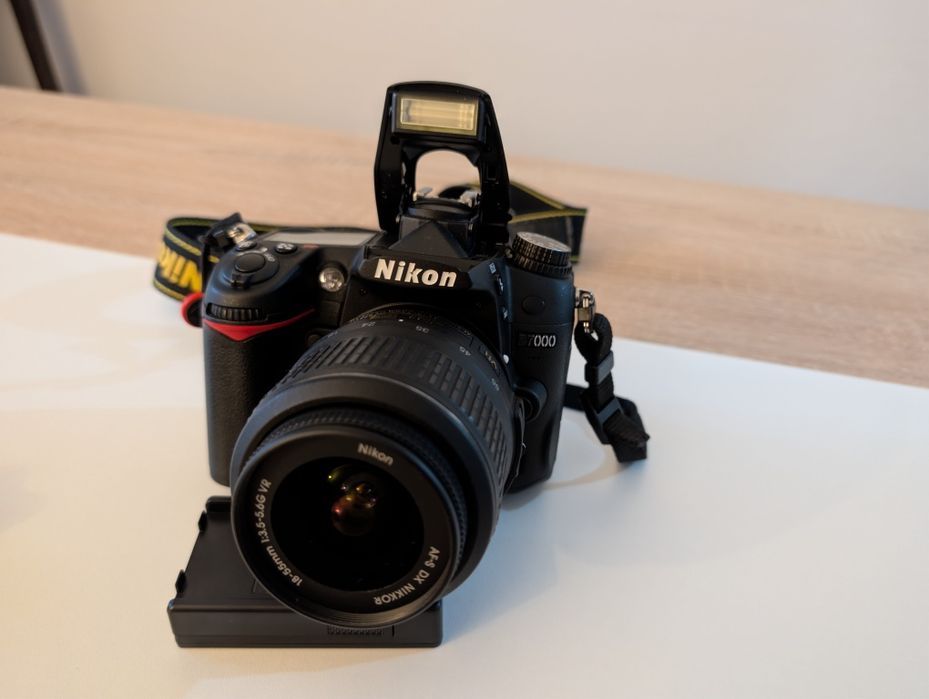 Nikon D7000 com duas lentes e kit básico