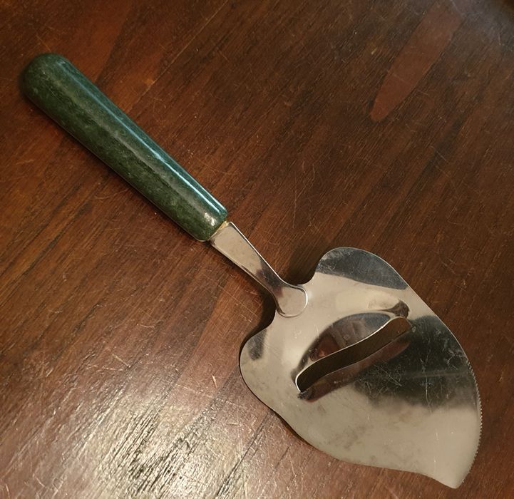 Faca de queijo com cabo verde