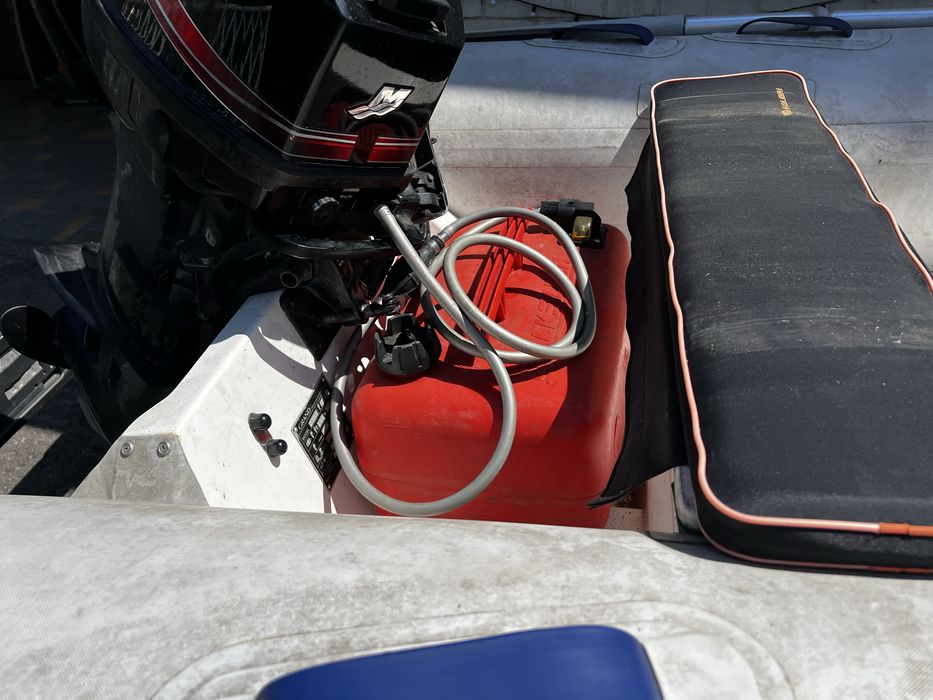 Лодка моторная RIB с мотором и лафетом катер човен