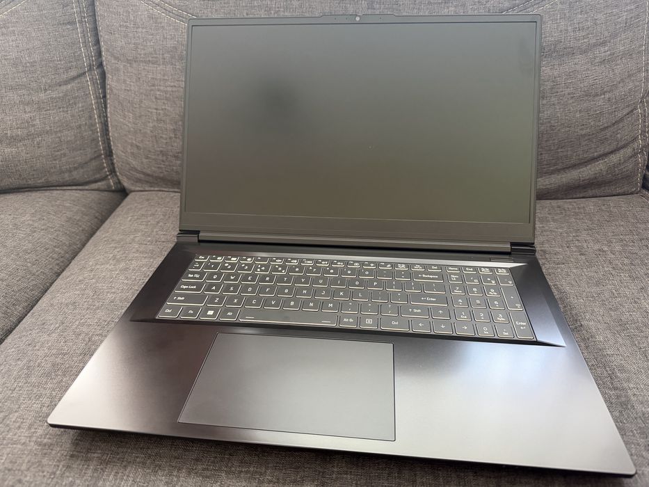 Laptop DreamMachines RTX 5060 i9-14900HX