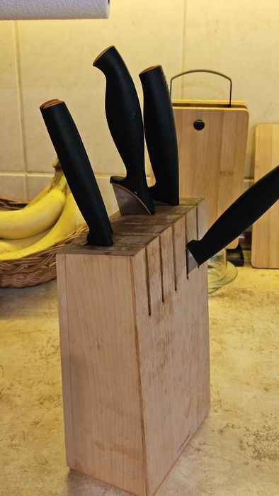 Drewniany stojak na noże.