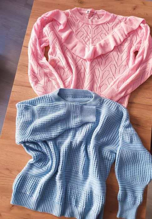 Sweter ażurowy z falbanką i niebieski