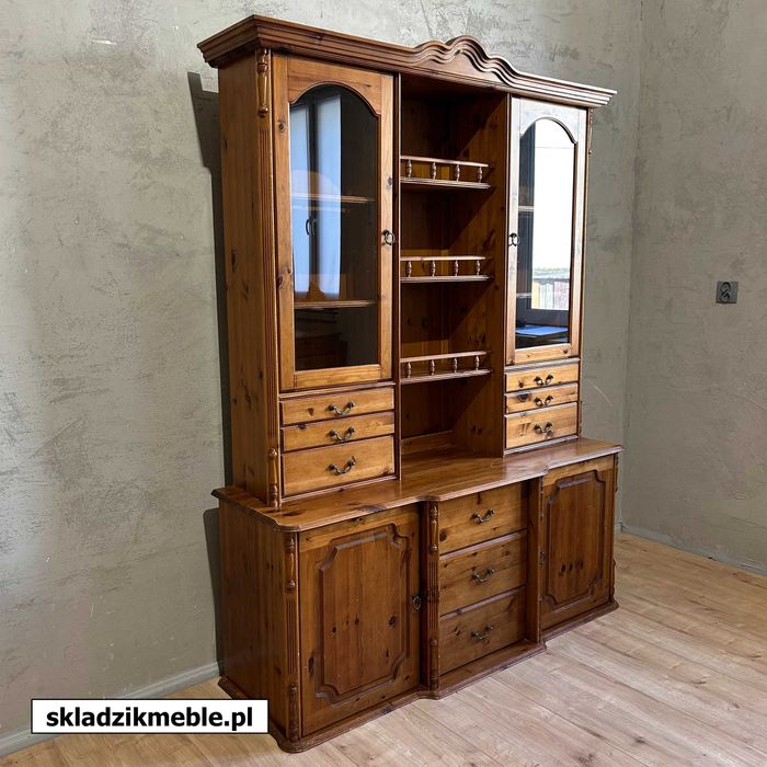 010325 Kredens sosnowy wysoki w odcieniu mahoń