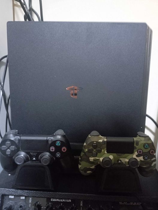 Ps4 pro 1T estado completamente bom com caixa