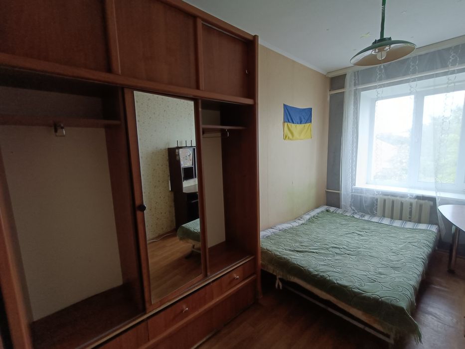 Красний міст. Мебля , пральна машинка та холодильник.