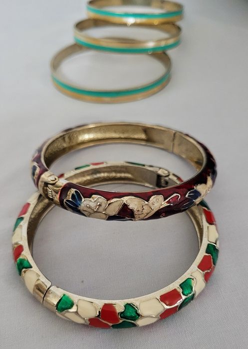 Kit acessório com brinco, pulseiras, pin