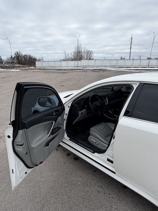 Продам Lexus is 220d