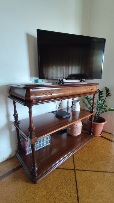 Mesa de TV em Nogueira