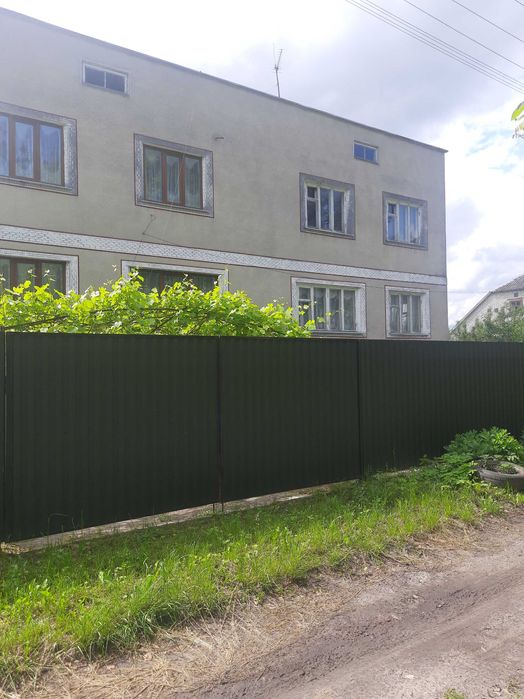 Половина двохповерхового житлового будиноку