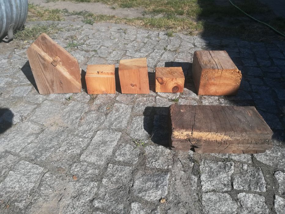 Kawałki belek drewnianych do zastosowania dekoracyjnego typu hand made