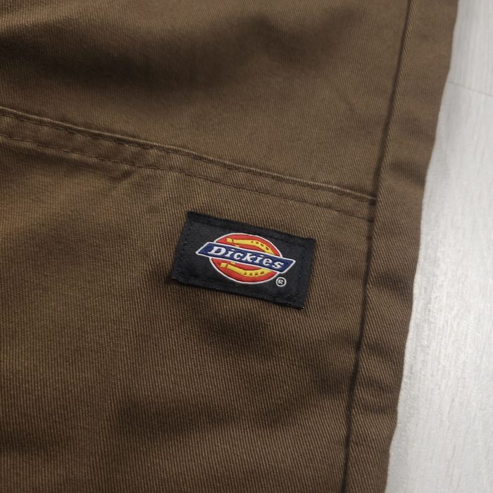 Calça de trabalho Dickies castanha, estilo utilitário slim direito