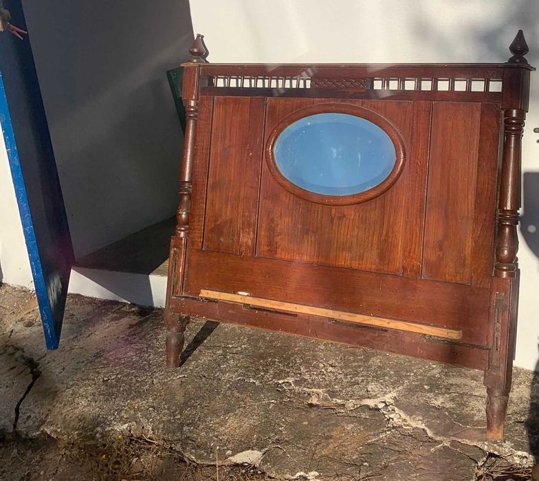 Cama em madeira, muito antiga formato raro