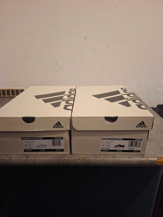 Dois pares de sapatilhas adidas