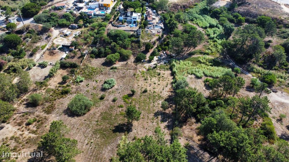 Moradia sem licença para recuperar inserida num terreno com 4.094 m² –