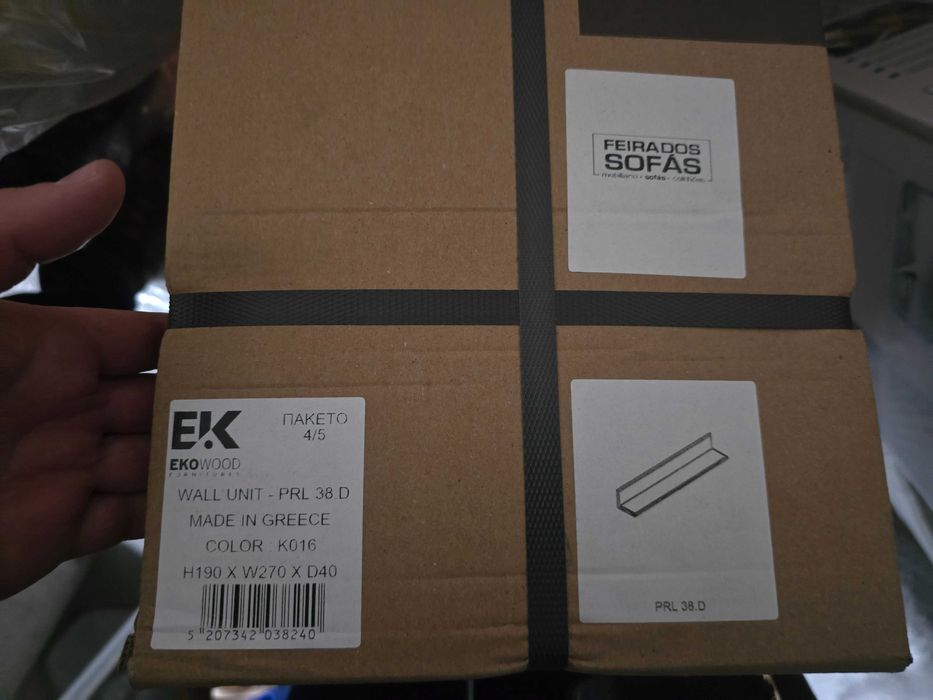 Armario suspenso com porta de vidro