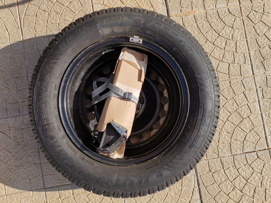 Pneu Dunlop sobresselente + Macaco