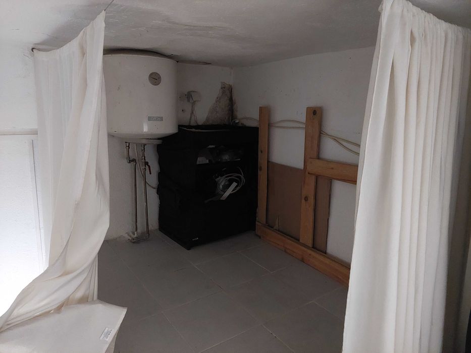 Armazém/garagem de rua com casa de banho e mezanino - Forte da Casa.