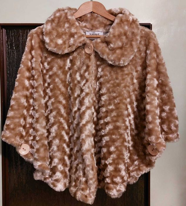 Narzutka na ramiona ze sztucznego futerka rozmiar uniwersalny