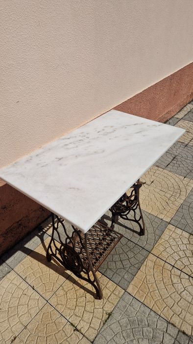 Mesa em mármore com pés de máquina singer
