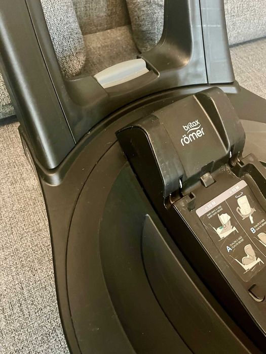 Fotelik Britax Romer Dualfix M i-size z bazą - stan jak nowy