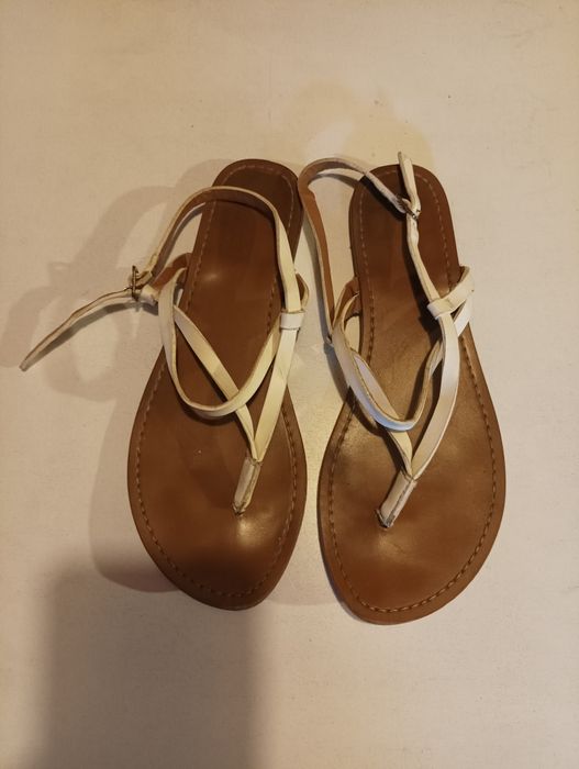 Sandálias rasas de pele em branco,de marca Pull&Bear, tamanho 36