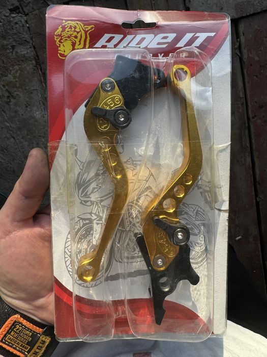 Важелі счеплення і гальмів на мотоцикл