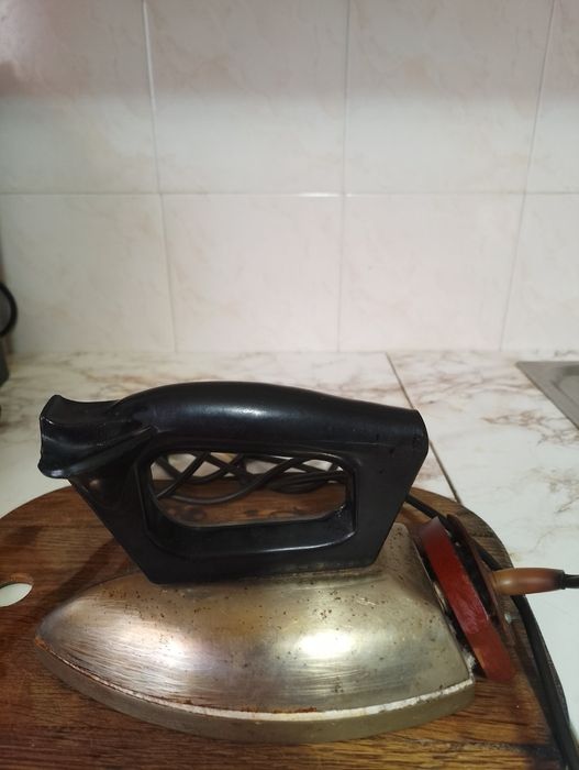 Продам электрический утюг
