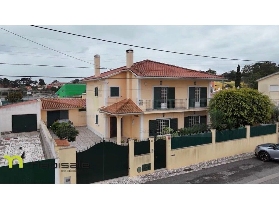 Moradia Isolada T5 com Garagem e Bom Espaço Exterior em Manique