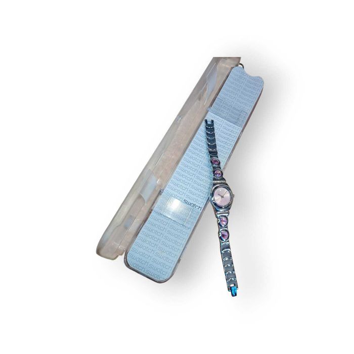 Relógio Swatch Feminino – Bracelete Metálica com Cristais Lilás