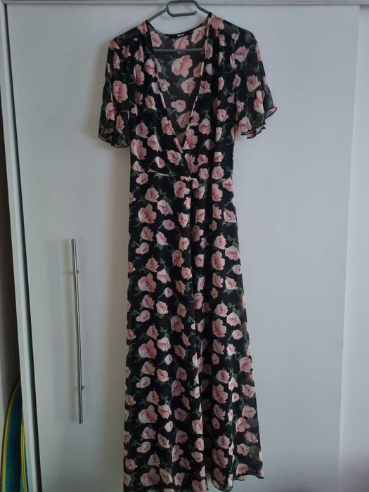 piękna sukienka w kwiaty wiązana idealna na przyjęcie weselne