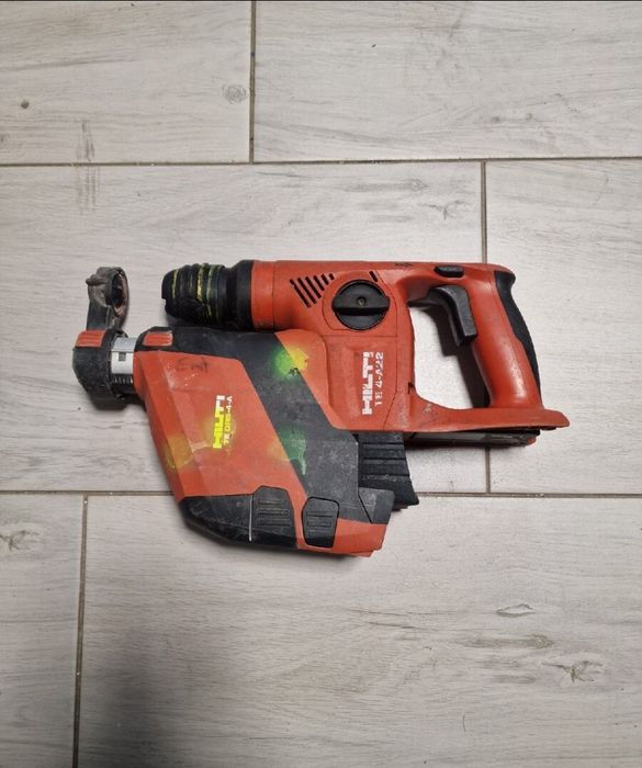 Wiertarkę udarową Hilti TE4-A22 z odsysaniem.