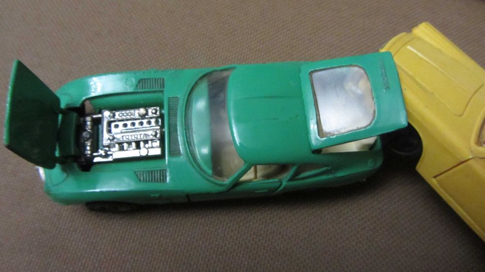 Дві машинки часів ссср , автомоделі Toyota та Lancia.